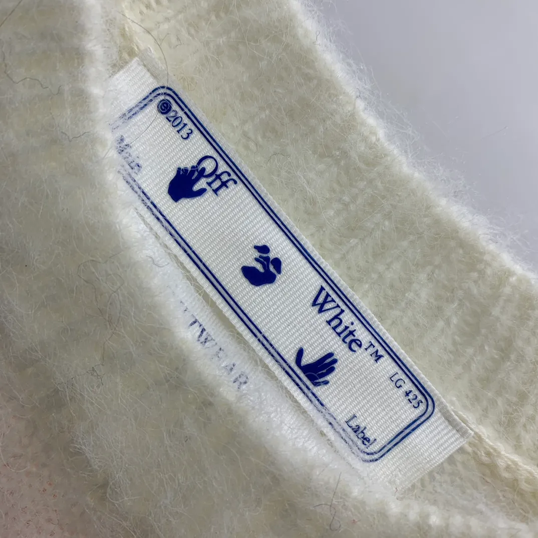 New top tested version OFFWHITE (OW) gradient mohair striped arrow sweater hoodie gradient rendering arrow couple sweater Mohair (English Mohair; Turkish: MUKHYAR) refers to the coat of Angora goats, also known as Angora goat hair. The name comes from Turkish, meaning "the best hair". It has good elasticity, pressure resistance and special luster. It is an excellent raw material for making plush fabrics and one of the most advanced animal textile fiber raw materials in the world market. Mohair has a shape similar to long wool. The fiber surface is smooth, strong luster, high strength, good elasticity, less curl, and easy to wash. Mohair can be used in jacquard blankets, long-haired coats and high-gloss wool fabrics. Mohair sweaters from ow are released every year🛒 The same style and ever-changing colors. There is really no girl who doesn’t love it. It is super suitable for wearing under a down jacket in winter without being bulky! If the lower body is missing, their favorite os version🙋🏻‍♀️ intuitively adds natural softness and fairy beauty effect, which is the best choice! The upper body is lightweight and does not weigh down the body while keeping warm. The sleeves and the gradient arrow parts on the back are repeatedly patterned until the gradient level is satisfied before large-scale products are released. The craftsmanship is extremely demanding. Each sweater is woolen at least ten times to give it a plush, thick feel and good fluffiness! ✅ Fabric composition: 50% mohair 32 spandex 18% wool, three-level anti-pilling Color: black and white gradient Sizes Mohair is lighter and softer, so be careful not to machine wash it, not machine washable! ! emphasize! !  ⚠️Hand wash with warm water and cold water P:440